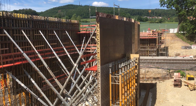 Herstellung der Flügel- und Widerlagerwände in Neu-Eichenberg