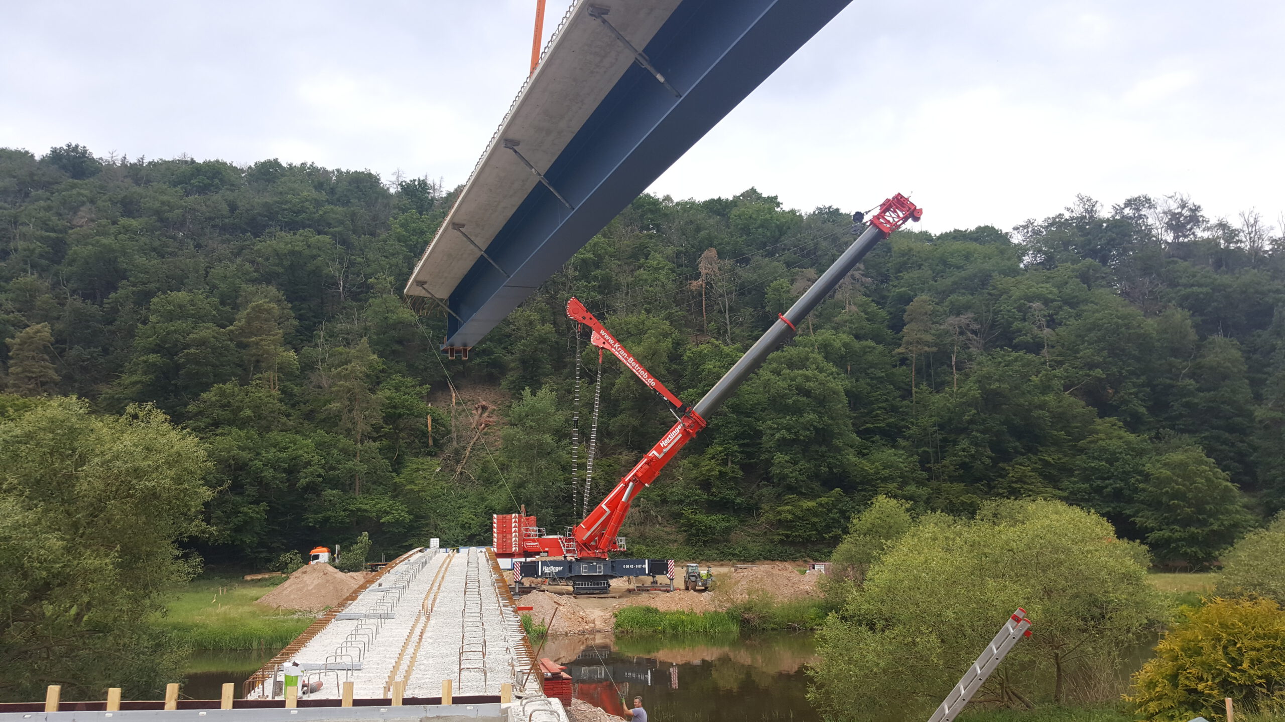 Brückenmontage in Büchenwerra mit Spezialkran