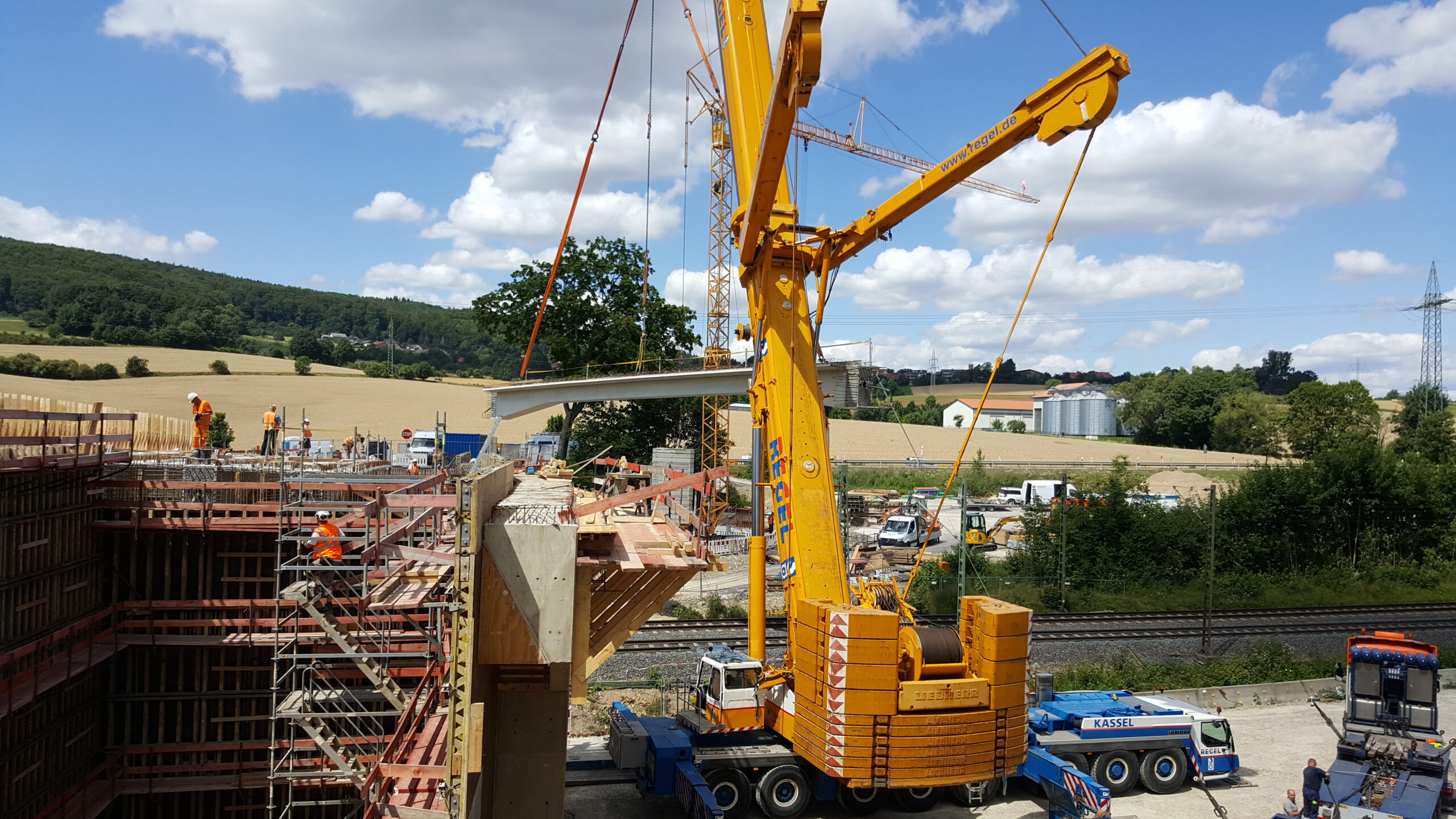 Montage der Spannbeton-Fertigteile über die Bahnstrecke in Neu-Eichenberg