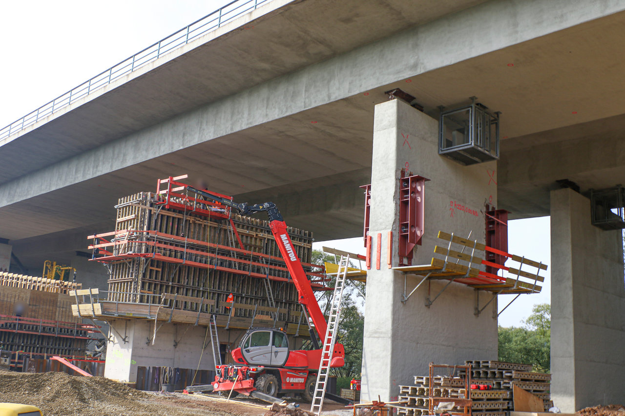 Für die Fuldabrücke der Autobahn A7 bei Niederaula bauen wir eine Behelfsunterstützung